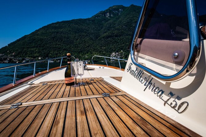1H Private Cruise on a beautiful wooden speedboat on Lake Como - Moltrasio and the former Versace villa