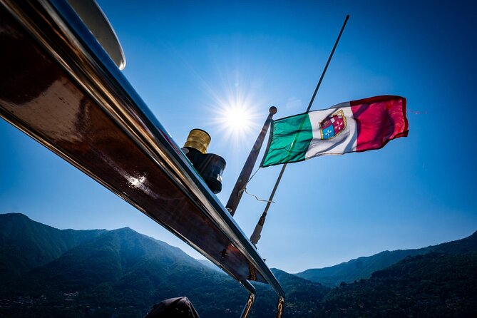 2H Private Cruise on a beautiful wooden speedboat on Lake Como - Laglio and the celebrity shoreline