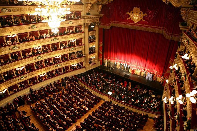 3-Hour Milan City Tour with The Scala Theatre - small group tour - A pause in Piazza dei Mercanti
