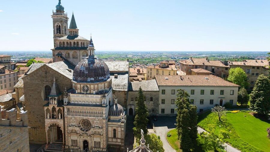 Bergamo Audioguide - TravelMate app for your smartphone - Piazza Vecchia, Bergamo’s natural starting point