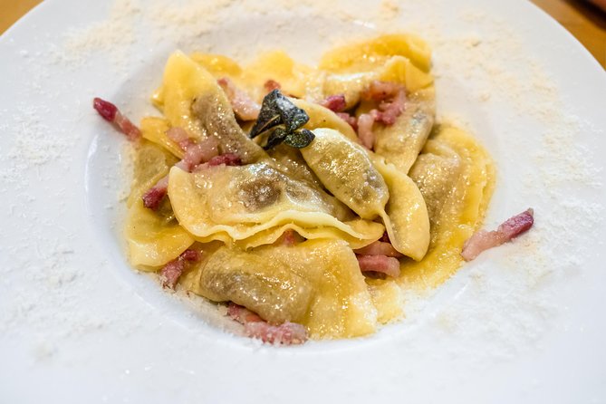 Bergamo: Full meal Food Tour with Local Delights by Do Eat Better - Stop one: aperitivo at Palazzo Moroni