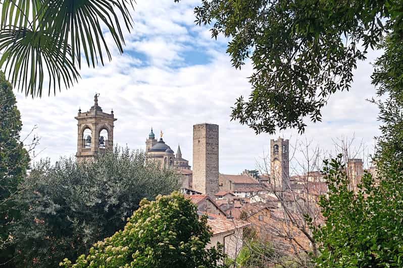Bergamo: Upper Town Guided Tour with French-speaking Guide - Old market squares, fountains, and tower houses