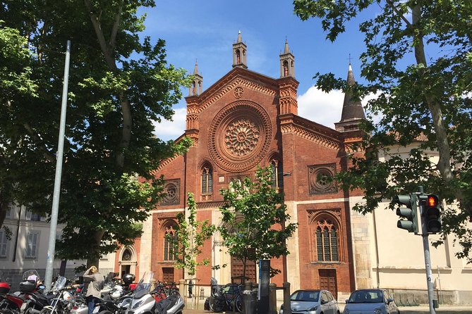 Brera district & Pinacoteca 2-hours guided experience with entrance tickets included - Who should book this Milan tour?