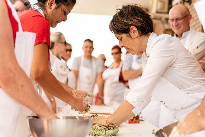 Cesarine: Small group Pasta and Tiramisu class in Varenna - Group size and the social side