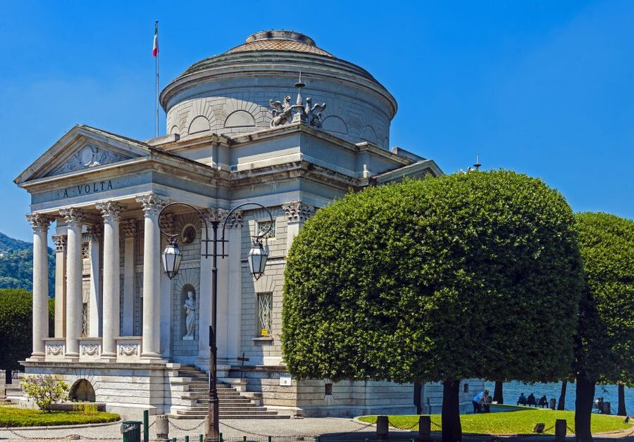 Como: Private Walking Tour - Piazza Volta and the civic center of Como