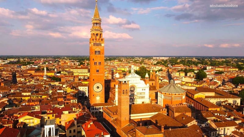Cremona: City of art and music in Italian - Cremona Cathedral and its 16th-century frescoes