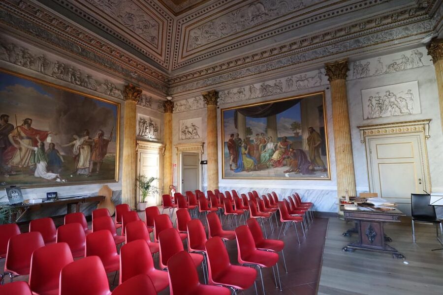 Cremona: Visit the Violinmaker School - The Secret of Strad - Inside the student workspaces
