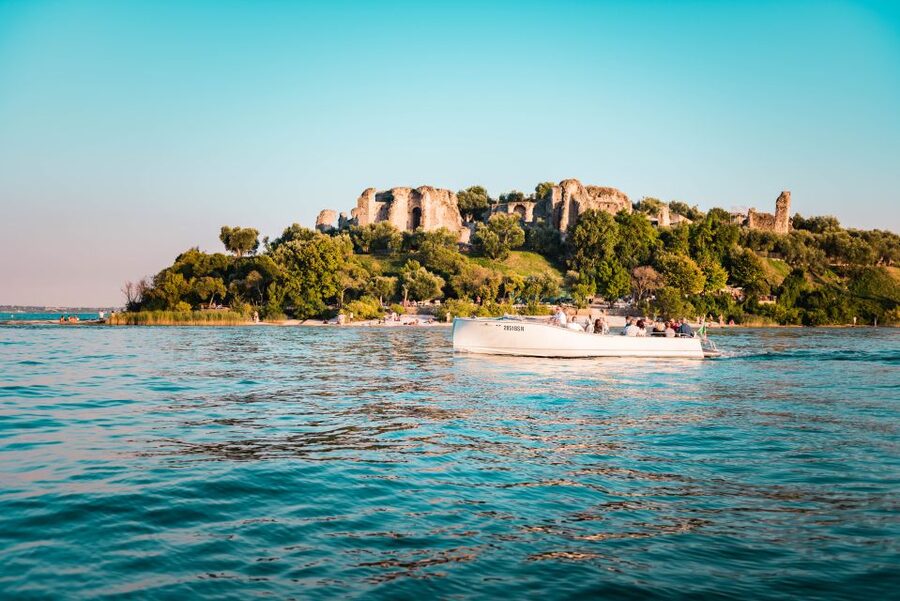 Desenzano del Garda: Sunset Boat Trip at Sunset with Drink - What the 75-minute cruise feels like