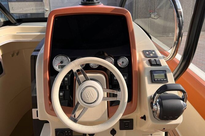 Dreamer tour(1 H) luxury boat aperitif onboard - Finding the boat at Como’s busy dock