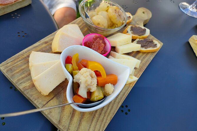 E-Bike Tour and wine tasting in Lazise Countryside - Three young wines and a plate of local food