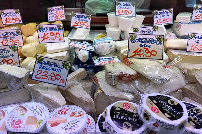 Eating Milan Street Food Tour with Guided Tasting and Sightseeing - La Scala and Piazza della Scala close the sightseeing loop