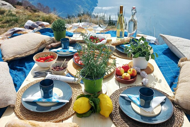 Exclusive Picnic in the Foothills of the Alps with the Lake Views - A picnic with Lake Como spread below
