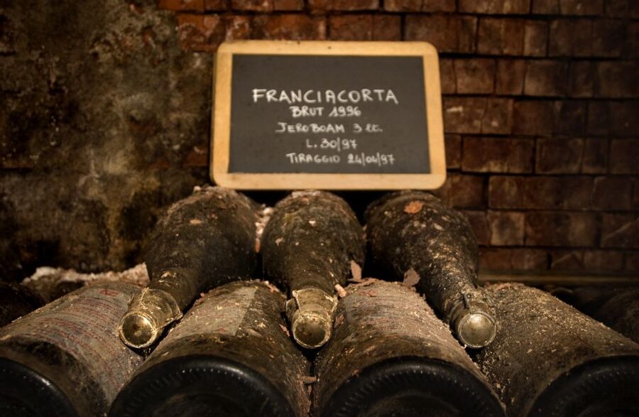 From Bergamo: Winery Tour in Franciacorta with Lunch - Inside the Franciacorta winery
