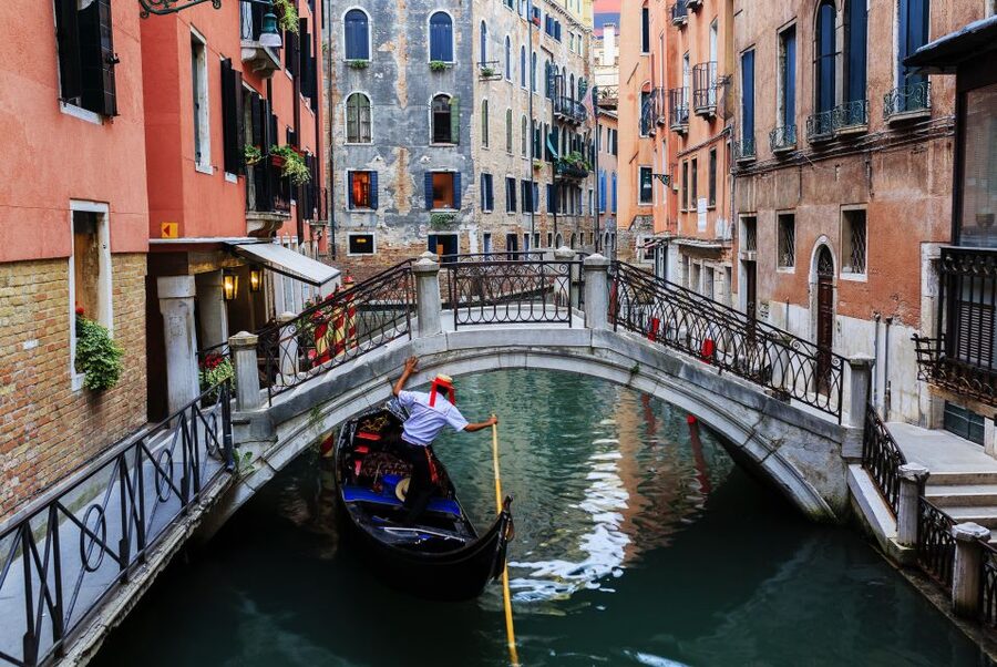 From Lake Garda: Full-day Group Tour of Venice - Walking from San Marco to Rialto Bridge