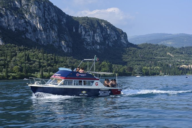 From Lazise: Southern Lake Garda cruise with lunch - Passing Jamaica Beach and the Catullus Caves