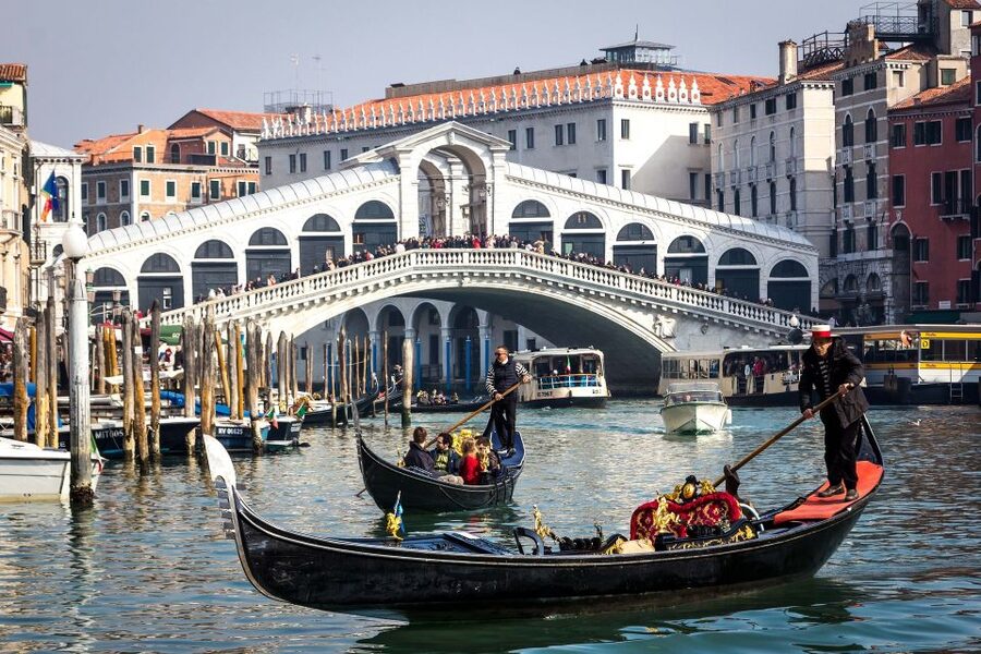 From Milan: Venice City Highlights Guided Day Trip - Guides and the human side of the trip