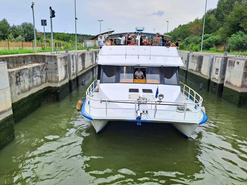From the magic of the lakes to the ingenuity of Leonardo: sailing through waters and locks - Key points to know before booking
