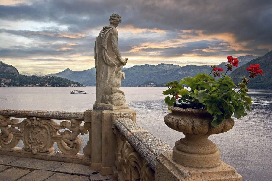 Half-Day Lake Como Discovery Tour from Milan - First views of Como and the old city