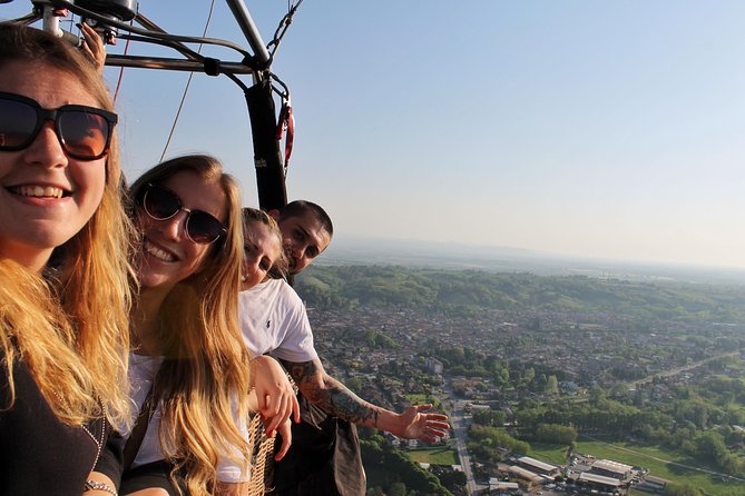 Hot air balloon flight Milan Monday-Friday - One quiet hour above the fields