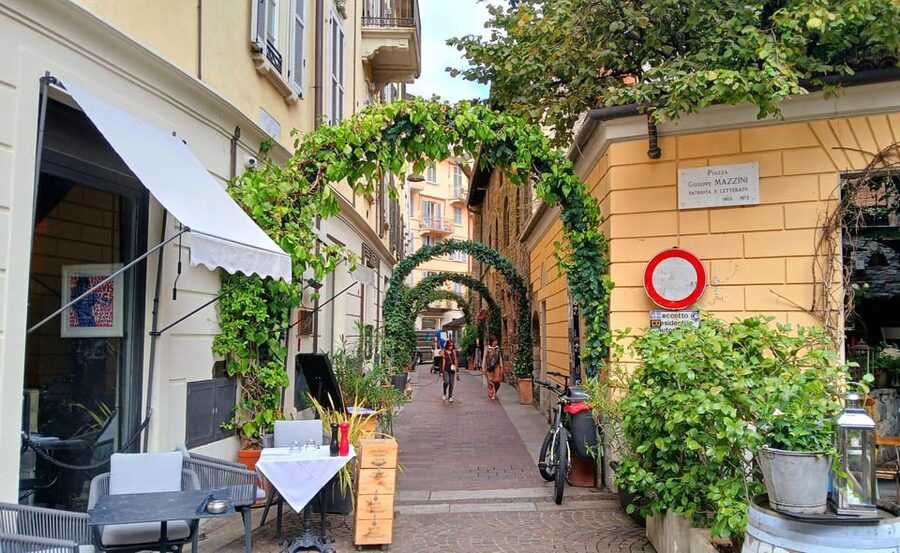 How: Tour of the historic center - Porta Torre and the first step into medieval Como