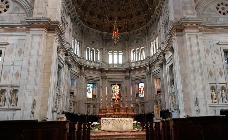 How: Tour of the historic center - Como Cathedral, the tour’s grand interior