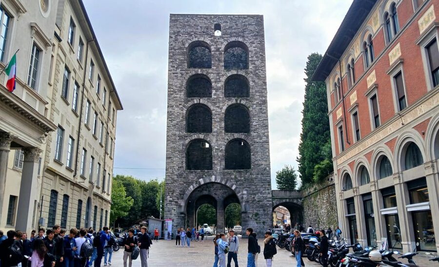 How: Tour of the historic center - Piazza Cavour and the first lake views