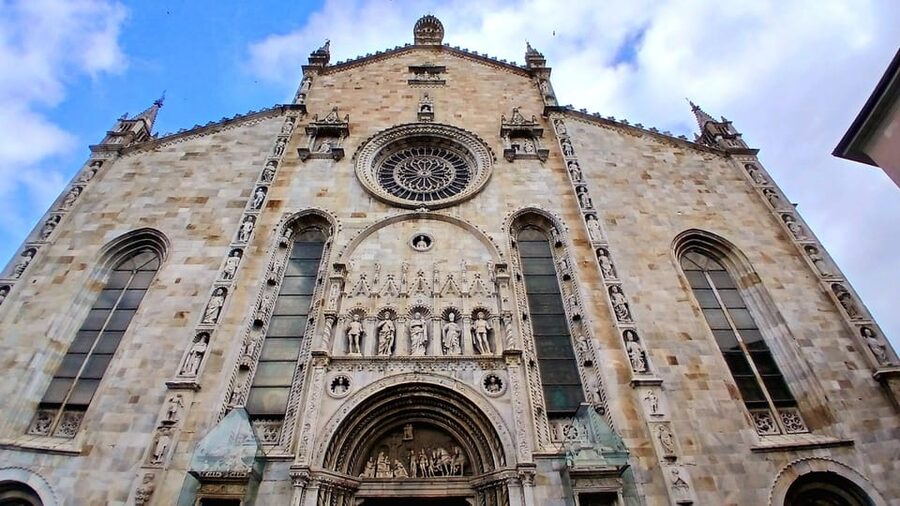 How: Tour of the historic center - Piazza San Fedele and the dragon portal