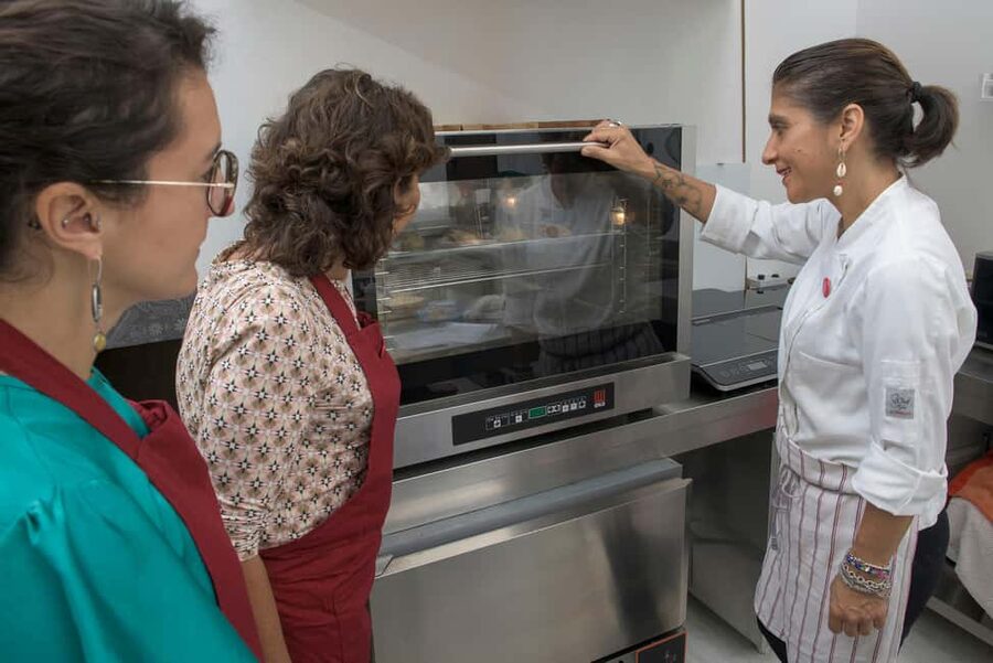 International aperitif + cooking class in Italian - Who should book this experience?