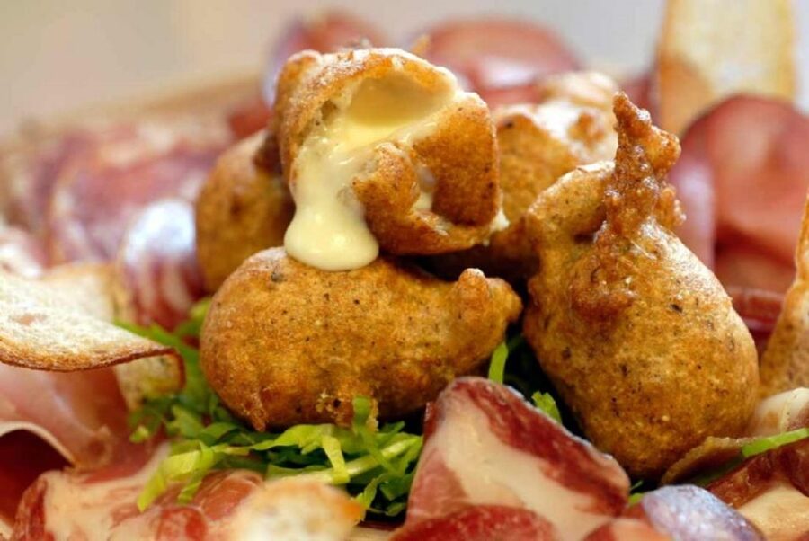 Lake Como: Food Walking Tour - The first stop: cured meats and wine in a historic shop