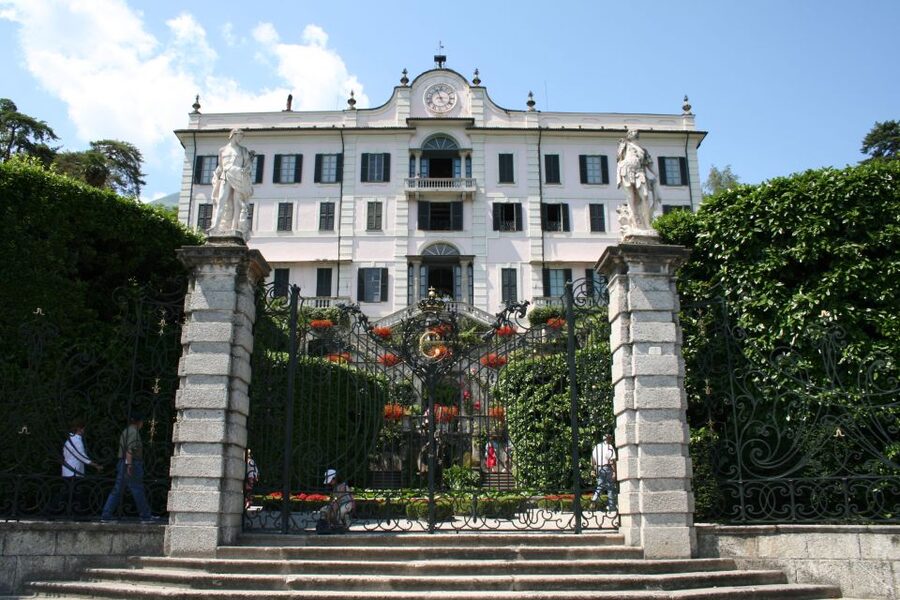 Lake Como: Highlights Tour with a Local by Private Car - Como city gives you a useful starting point