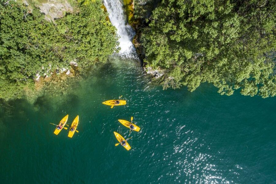 Lake Iseo: Baia del Bogn Kayak Tour - Following the shore toward the natural inlet