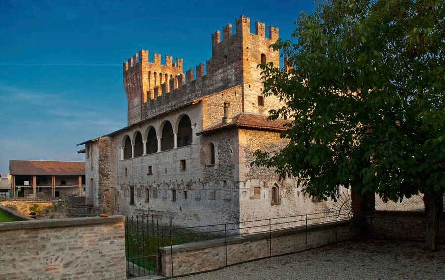 Malpaga Castle guided tour - Choosing between the Italian and English departure times