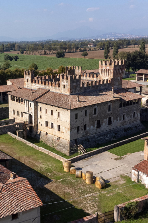 Malpaga Castle guided tour - Entering the former home of Bartolomeo Colleoni