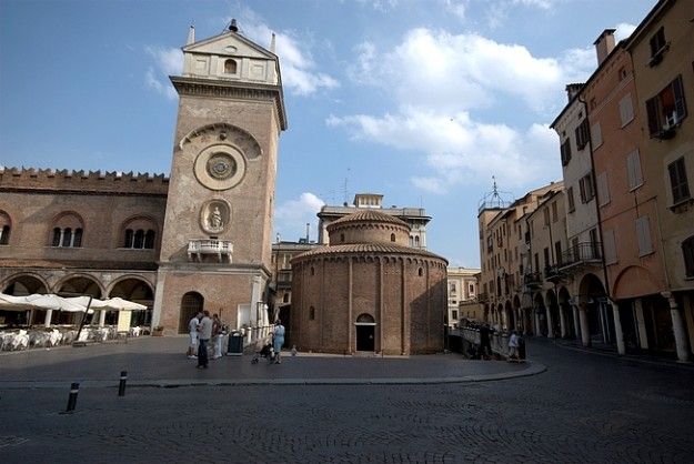 Mantova City Center and Ducal Palace: 3-Hour Guided Tour - Piazza Broletto and Mantua’s medieval center