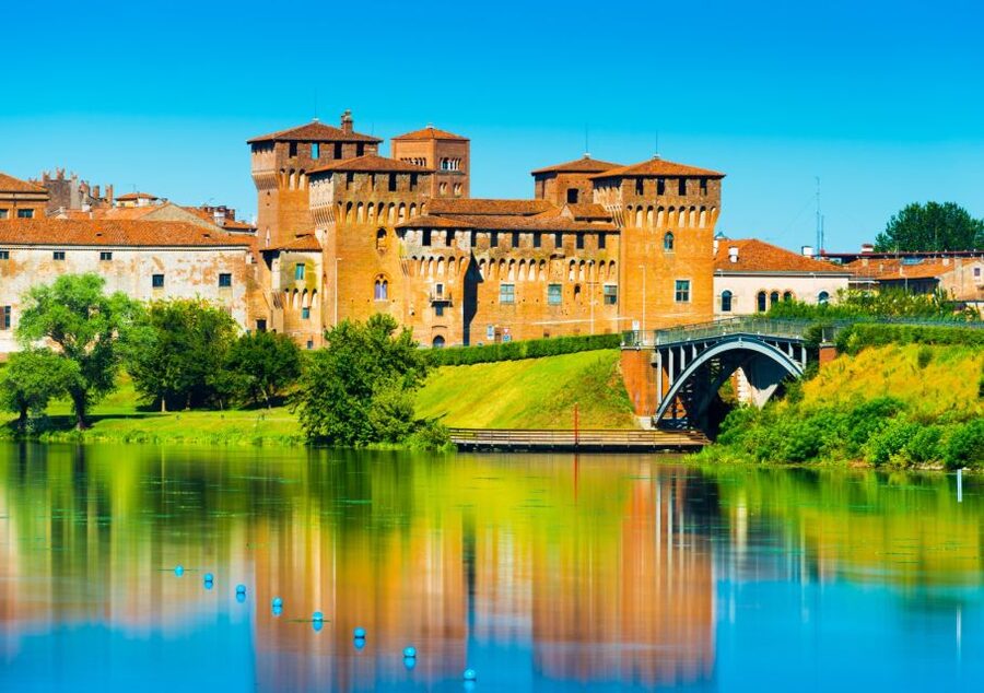 Mantova: Private Walking Tour - From ducal power to the market at Piazza delle Erbe