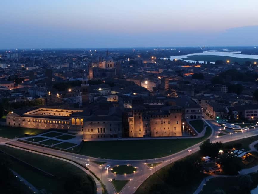 MANTOVAGANDO: Tour of the Historic Center of Mantua - Broletto Square and the medieval center