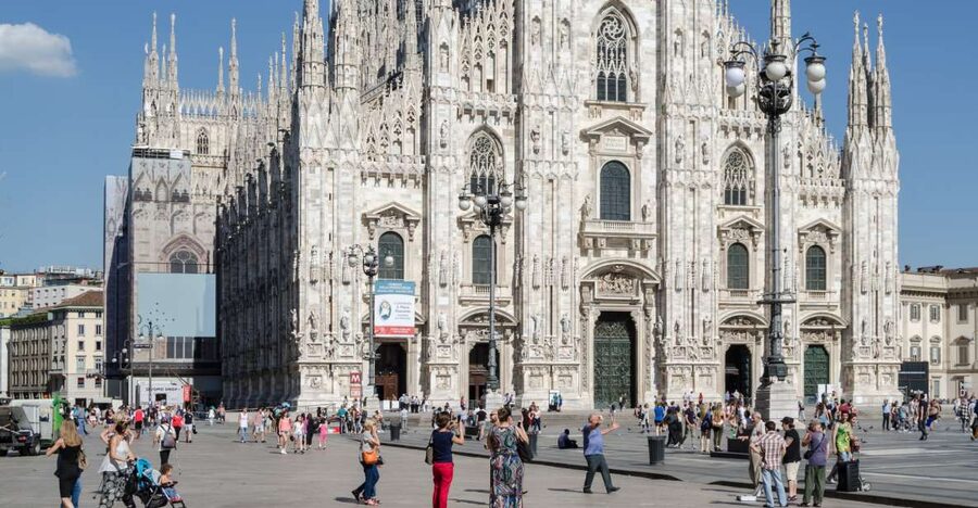 Milan: Best of the Highlights Walking Tour - Meeting the guide beneath Needle and Thread