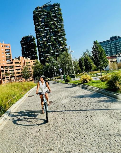 Milan: Bike tour of the city - Sforza Castle and the route toward the canals