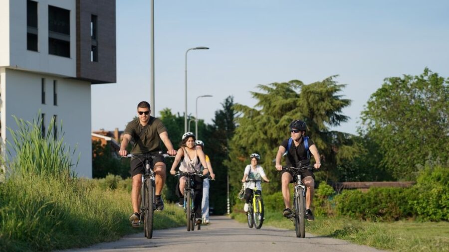 Milan: Bike Tour with Picnic on the turtle lake - Parco delle Cave and the surprise of rural Milan
