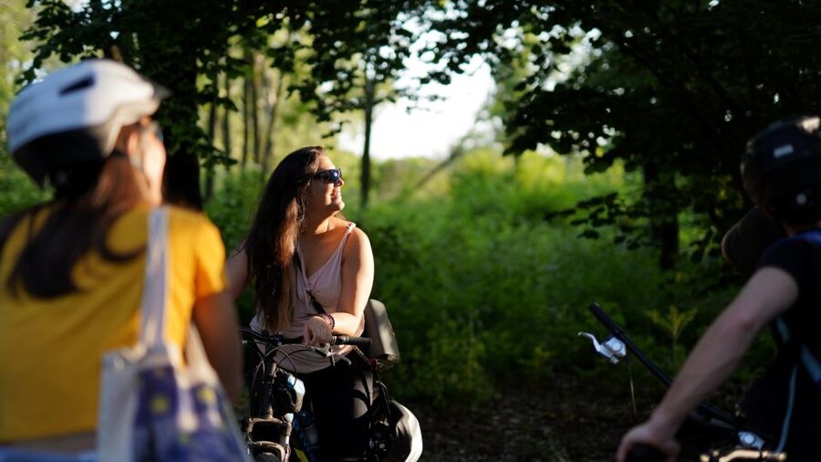 Milan: Bike Tour with Picnic on the turtle lake - Parco Aldo Aniasi at the end of the ride