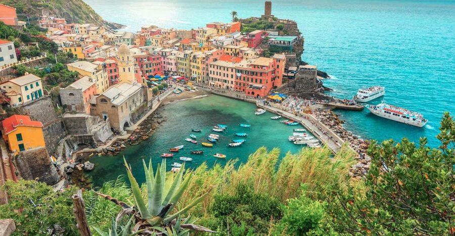 Milan: Cinque Terre Full-Day Guided Trip With Cruise - Arriving in La Spezia and taking to the sea