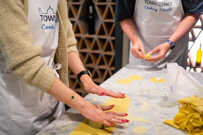 Milan Culinary Experience: Pasta & Gelato or Tiramisù Class - The chefs make the difference