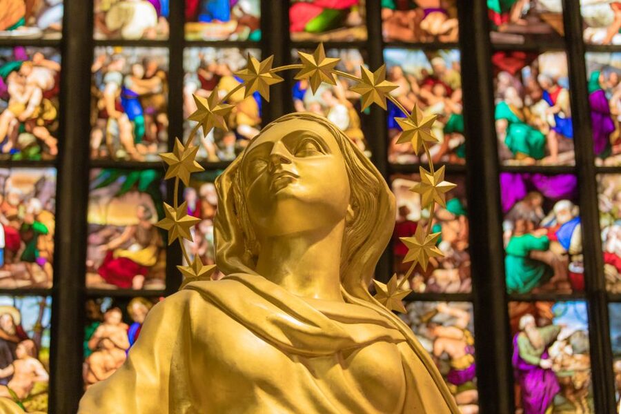 Milan Duomo Cathedral Tour - Meeting your guide in Piazza del Duomo