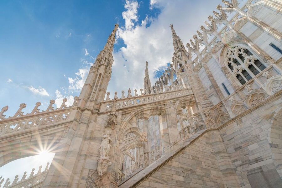 Milan: Duomo Rooftop and Cathedral Guided Tour with Tickets - How the tour handles groups and questions