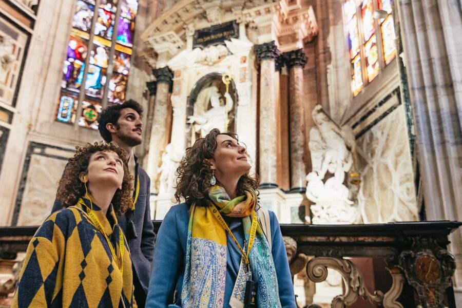Milan: Duomo Rooftop and Cathedral Guided Tour with Tickets - Meeting your guide in Piazza del Duomo