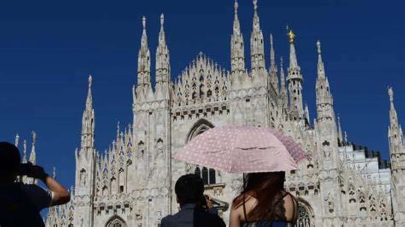 Milan: Duomo Tour with Priority Entry & Rooftop Access - Small-group guidance and communication