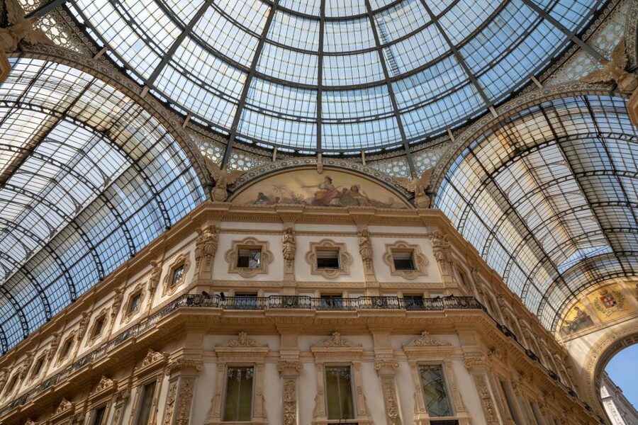 Milan: Express Walk with a Local in 90 minutes - Meeting the city at the Vittorio Emanuele II statue