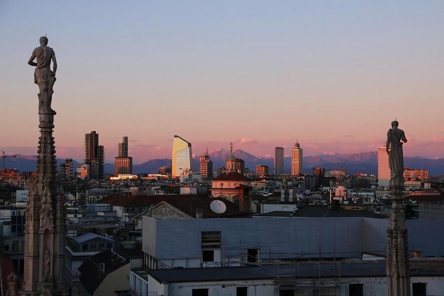 Milan: Express Walk with a Local in 90 minutes - Small groups, private options, and walking pace