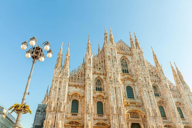Milan: Fast Track Cathedral and Duomo Rooftop Guided Tour - Meeting under the Mondadori arches in Piazza del Duomo
