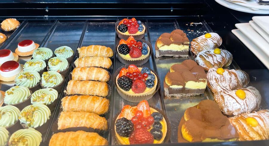 Milan: Food Tour with Pasta, Pizza, Cannoli, and Tiramisu! - Stop four: tiramisu at a second bakery